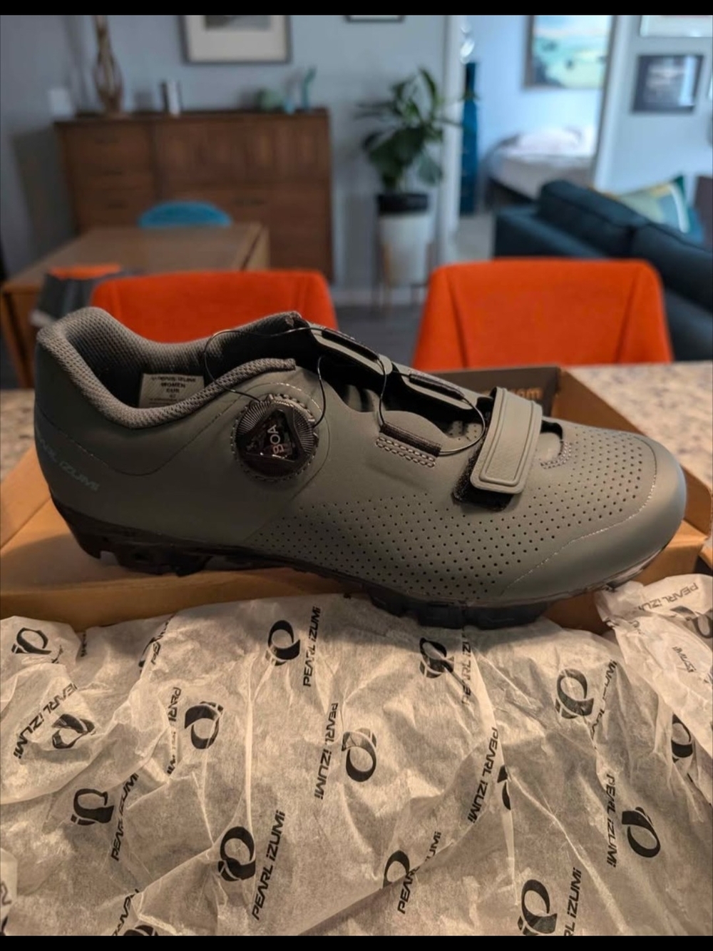 Pearl Izumi Women's Green Gravel Cycling Shoe with BOA and Strap